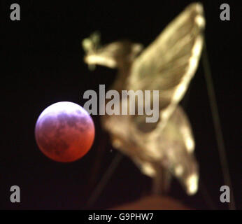 Der Mond gegen einen der Vögel auf einem der Liverbuildings in Liverpool gesehen, in der Nacht einer totalen Mondfinsternis. Stockfoto