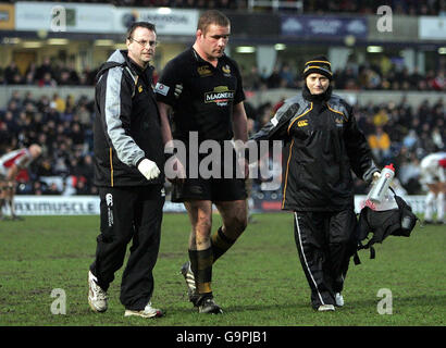 Wesps' Phil Vickery half beim Guinness Premiership Spiel in Adams Park, Wycombe, aus dem Feld. Stockfoto