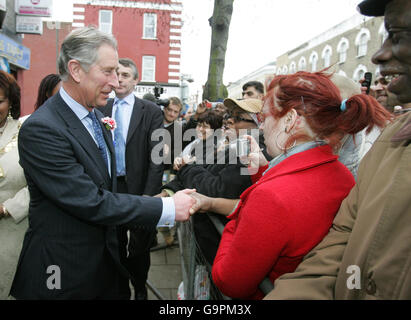 Der britische Prinz Charles (links) trifft auf der Harlesden High Street auf Einheimische bei einem Besuch lokaler Unternehmen in Harlesden, London. Stockfoto