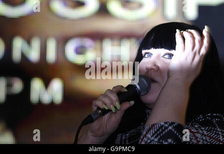 Beth Ditto von The Gossip tritt während eines Instore Gig & Signing Session im HMV im Zentrum von London auf. Stockfoto