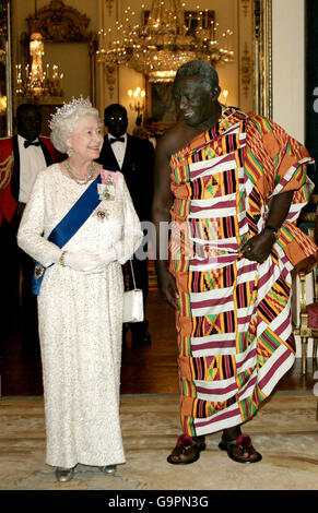 Die britische Königin Elizabeth II (links) und der Besuch des Präsidenten Ghanas John Agyekum Kufuor (rechts) lächeln, als sie zu einem Staatsbankett im Buckingham Palace im Zentrum von London ankommen. Stockfoto