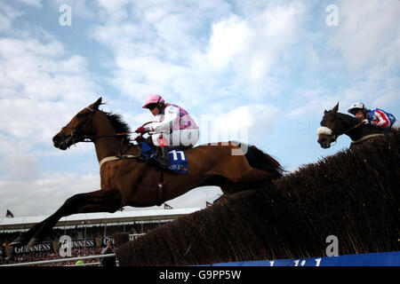 VOY Por Ustedes unterwegs mit Robert Thornton Zum Sieg in den Jahreszeiten Feiertage Königin Mutter Champion Chase (Klasse 1) Stockfoto