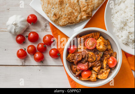 Indische Chicken Jalfrezi mit Basmati-Reis und Naan Brot Stockfoto