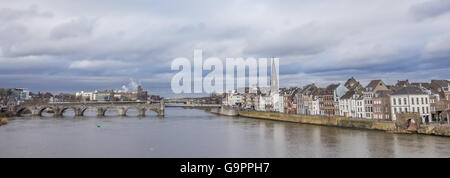 Panorama der Servatius-Brücke und alte Zentrum von Maastricht, Holland Stockfoto