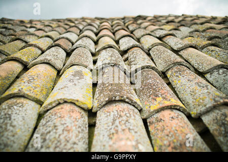Schuss von einige alte Dachziegel auf ein Haus in der Nähe. Stockfoto