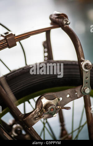 Farbe-Schuss von einem Oldtimer Motorrad Gabel Stoßdämpfer. Stockfoto