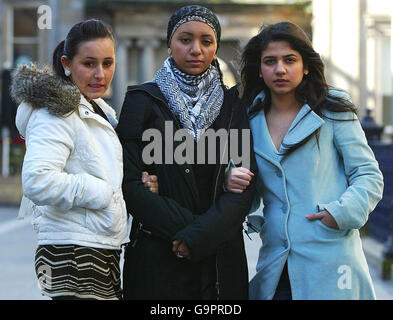 Von links halten Agnesa Murselaj, Amal Azzudin und Roza Salih, die Mitglieder von "The Glasgow Girls" sind, ein Jahr nach dem Beginn einer Kampagne gegen Hausdurchsuchungen und die Inhaftierung von Asylbewerbern eine Pressekonferenz ab. Stockfoto