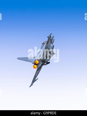 Eurofighter Typhoon zurückziehen seiner Fahrwerk in einem Banking-Aufstieg mit Nachbrenner voll auf. Stockfoto