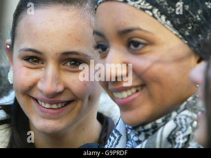 Von links halten Agnesa Murselaj und Amal Azzudin, die Mitglieder von "The Glasgow Girls" sind, ein Jahr nach Beginn einer Kampagne gegen Hausdurchsuchungen und die Inhaftierung von Asylbewerbern eine Pressekonferenz ab. Stockfoto