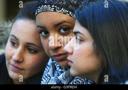 Von links halten Agnesa Murselaj, Amal Azzudin und Roza Salih, die Mitglieder von "The Glasgow Girls" sind, ein Jahr nach dem Beginn einer Kampagne gegen Hausdurchsuchungen und die Inhaftierung von Asylbewerbern eine Pressekonferenz ab. Stockfoto