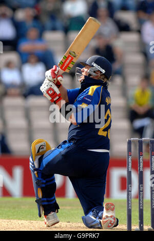 Cricket - NatWest Pro40 League Play-off - Hampshire / Glamorgan.. Shane Warne aus Hampshire trifft sich während des Play-off der NatWest Pro40 League gegen Glamorgan im Rose Bowl in Southampton. Stockfoto