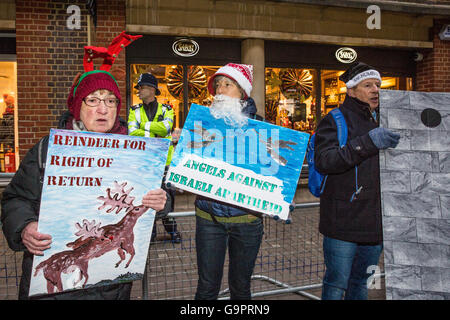 London, UK. 5. Dezember 2015. Aktivisten aus London Palästina Aktion protestieren vor dem israelisch-prozentige Sabon-Geschäft. Stockfoto