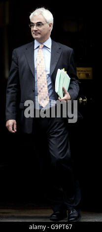 Handels- und Industriesekretär Alistair Darling verlässt 10, Downing Street nach einer Kabinettssitzung. Stockfoto