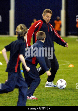 Premierminister Tony Blair spielt heute in der Sandwell Academy ein Fußballspiel mit Schülern des 7. Jahrgangs. Stockfoto