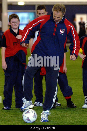 Premierminister Tony Blair spielt heute in der Sandwell Academy ein Fußballspiel mit Schülern des 7. Jahrgangs. Stockfoto