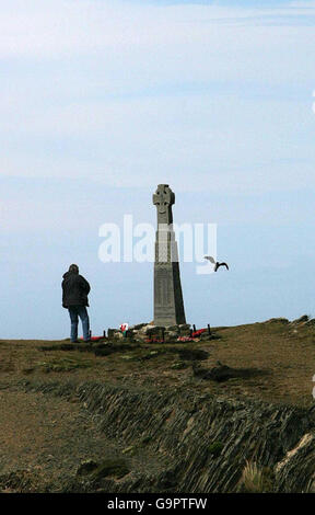 Der 50-jährige John Eirwen Jones, ein ehemaliger Sergeant der Welsh Guards, legt einen Kranz an einem Denkmal in Fitzroy, Falkland Islands. Stockfoto