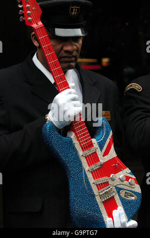 Daniel Gallagher, Neffe von Rory Gallagher, Joan Armtrading und Sir Peter Blake starten Harrods Rocks im Zentrum von London. Stockfoto