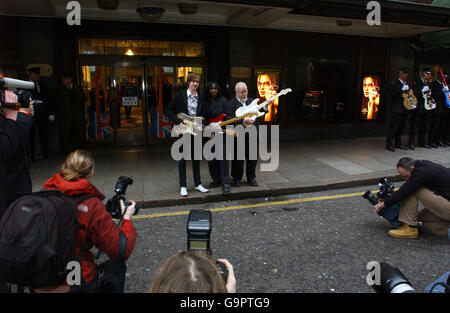 Daniel Gallagher, Neffe von Rory Gallagher, Joan Armtrading und Sir Peter Blake starten Harrods Rocks im Zentrum von London. Stockfoto