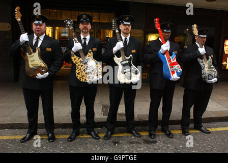 Legendäre Gitarren bei Harrods - London Stockfoto