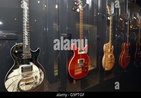 Daniel Gallagher, Neffe von Rory Gallagher, Joan Armtrading und Sir Peter Blake starten Harrods Rocks im Zentrum von London. Stockfoto