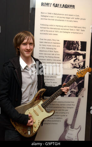 Daniel Gallagher, Neffe von Rory Gallagher, Joan Armtrading und Sir Peter Blake starten Harrods Rocks im Zentrum von London. Stockfoto