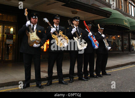 Legendäre Gitarren bei Harrods - London Stockfoto