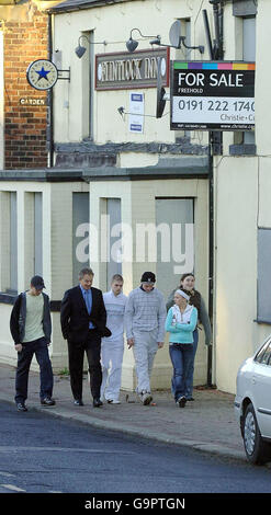 Großbritanniens Premierminister Tony Blair in West Cornforth, in der Nähe von Durham City, wo er A Drop in Centre besuchte. Stockfoto