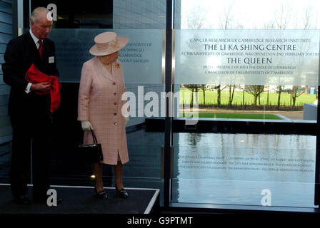 Die britische Königin Elizabeth II. Eröffnet offiziell das Cancer Research UK Cambridge Research Institute an der Cambridge University. Stockfoto