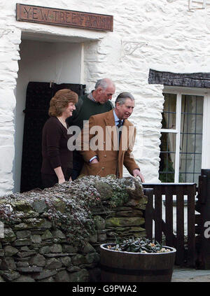 Der Prinz von Wales (rechts) vor dem Yew Tree Bed and Breakfast in Rosthwaite, im Lake District, mit den Besitzern Joe und Hazel Relph, nachdem sie dort während eines Besuchs im Nordwesten übernachtet hatten. Stockfoto