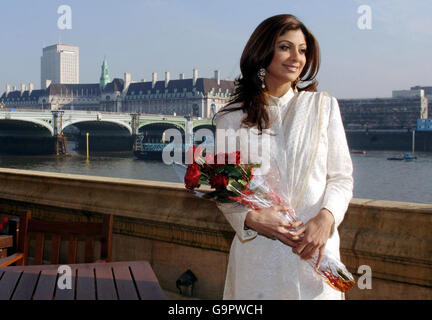 Die prominente Big Brother-Siegerin Shilpa Shetty steht auf der Terrasse des Houses of Parliament im Zentrum von London. Stockfoto