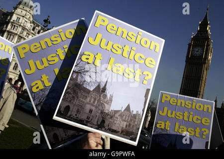 Plakate, die während der Pensionsproteste auf dem Parliament Square im Zentrum von London erhoben wurden. Stockfoto