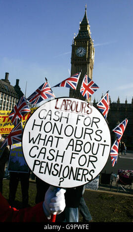 Ray Egan kleidete sich, als John Bull während der Pensionsproteste auf dem Parliament Square im Zentrum von London sein Plakat aufhebt. Stockfoto