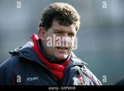 Coach Gareth Jenkins während einer Trainingseinheit am Welsh Institute of Sport, Sophia Gardens, Cardiff. Stockfoto