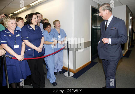 Der Prinz von Wales (rechts) trifft Mitarbeiter des Christie Hospital in Manchester während eines Besuchs seiner Frau, der Herzogin von Cornwall (nicht abgebildet). Stockfoto