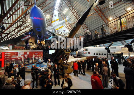 Besucher der Ausstellung des Kalten Krieges im RAF Cosford in Shropshire. Stockfoto