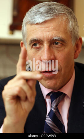 Der Commons-Führer Jack Straw spricht mit den Medien über Pläne für die Reform des Oberhauses im Scottish Office in Westminster, London. Stockfoto