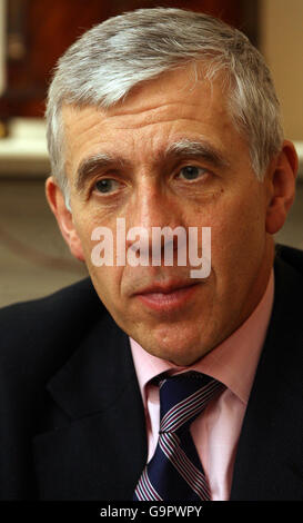 Der Commons-Führer Jack Straw spricht mit den Medien über Pläne für die Reform des Oberhauses im Scottish Office in Westminster, London. Stockfoto