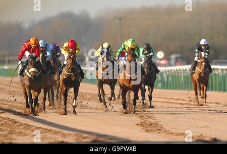 Pferderennen - Southwell Racecourse. Aktion von der Median Auction Maiden Stakes bonusprint.com Stockfoto