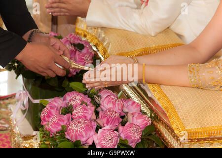 Nahaufnahme einer Braut bei einer traditionellen buddhistischen Hochzeit in Thailand. Stockfoto