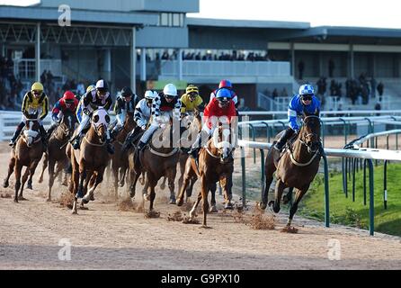 Pferderennen - Southwell Racecourse. Action von den Pontin's Family Holidays Classified Stakes Stockfoto