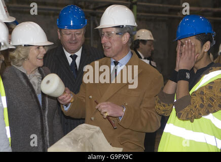 Der Prinz von Wales, Präsident der Prince's Foundation for the Built Environment, versucht seine Hand in der Steinmetzkunst, als er und Camilla, Herzogin von Cornwall, Tour Gorton Kloster in Manchester und sehen die Arbeit von Studenten und Handwerkern, um das Wahrzeichen Gebäude zu restaurieren. Stockfoto