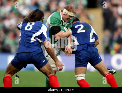 Der irische Paul O'Connell (Mitte) wird vom französischen Raphael Ibanez und Sebastien Chabal während des RBS 6 Nations-Spiels im Croke Park, Dublin, angegangen. Stockfoto