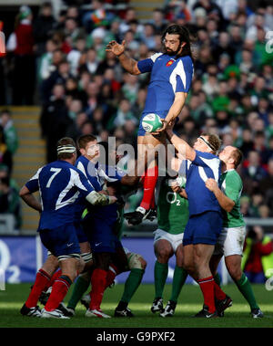 Der französische Sébastien Chabal (Mitte) gewinnt beim RBS 6 Nations-Spiel gegen Irland im Croke Park in Dublin ein Lineout. Stockfoto