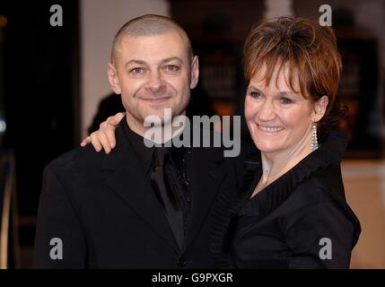 Andy Serkis und seine Frau Lorraine Ashbourne kommen zu den Orange British Academy Film Awards (BAFTAs) 2007 im Royal Opera House in Covent Garden, im Zentrum von London. Stockfoto