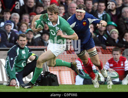 Rugby Union - RBS 6 Nations Championship 2007 - Irland - Frankreich - Croke Park. Der irische Andrew Trimble wird während des RBS 6 Nations-Spiels im Croke Park, Dublin, von dem französischen Sebastien Chabal (rechts) verfolgt. Stockfoto