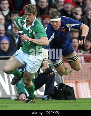 Der irische Andrew Trimble wird während des RBS 6 Nations-Spiels im Croke Park, Dublin, von dem französischen Sebastien Chabal verfolgt. Stockfoto