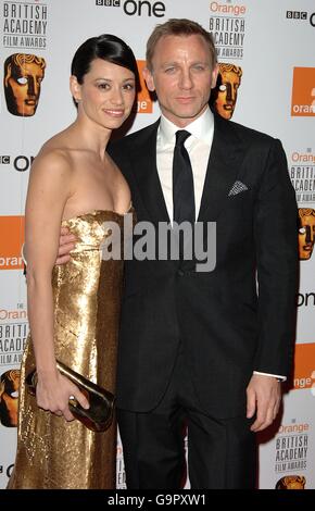 Daniel Craig und ihre Freundin Satsuki Mitchell kommen für die Orange British Academy Film Awards (BAFTAs) 2007 im Royal Opera House in Covent Garden, im Zentrum von London, an. Stockfoto