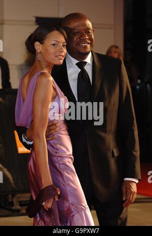 Forest Whitaker und seine Frau Keisha kommen für die Orange British Academy Film Awards 2007 (BAFTAs) im Royal Opera House in Covent Garden im Zentrum von London an. Stockfoto