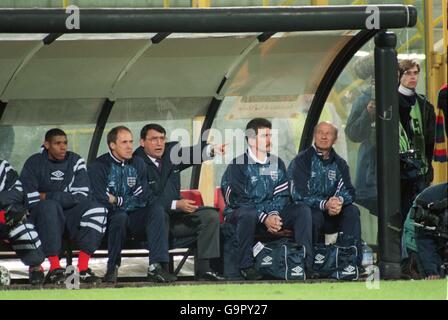 Graham Taylor. Graham Taylor, ehemaliger England Manager auf der Bank mit Phil Neal und Carlton Palmer Stockfoto