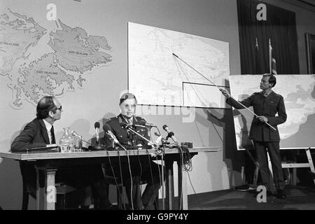 Verteidigungsminister John Nott (links) auf der Plattform in Whitehall mit Generalleutnant Sir Richard Trant, Commander South East District, während LT-Oberst Tim Donkin während einer Pressekonferenz auf eine Karte zeigt. LT General Trant sagte, dass die Truppen von General Moor beim letzten Angriff auf Port Stanley Chancen von 2-1 in Bezug auf die Arbeitskraft gegenüberstanden. Stockfoto